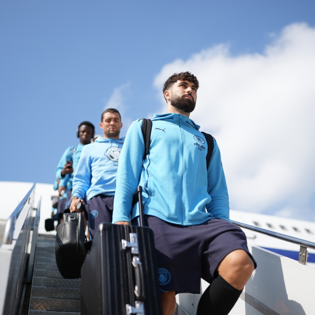 Man City Players leaving an aircraft